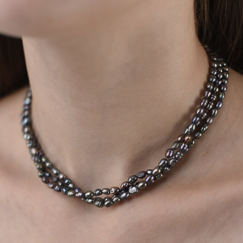 
                  
                    Choker with 3 rows of 4 mm black baroque rice pearls
                  
                