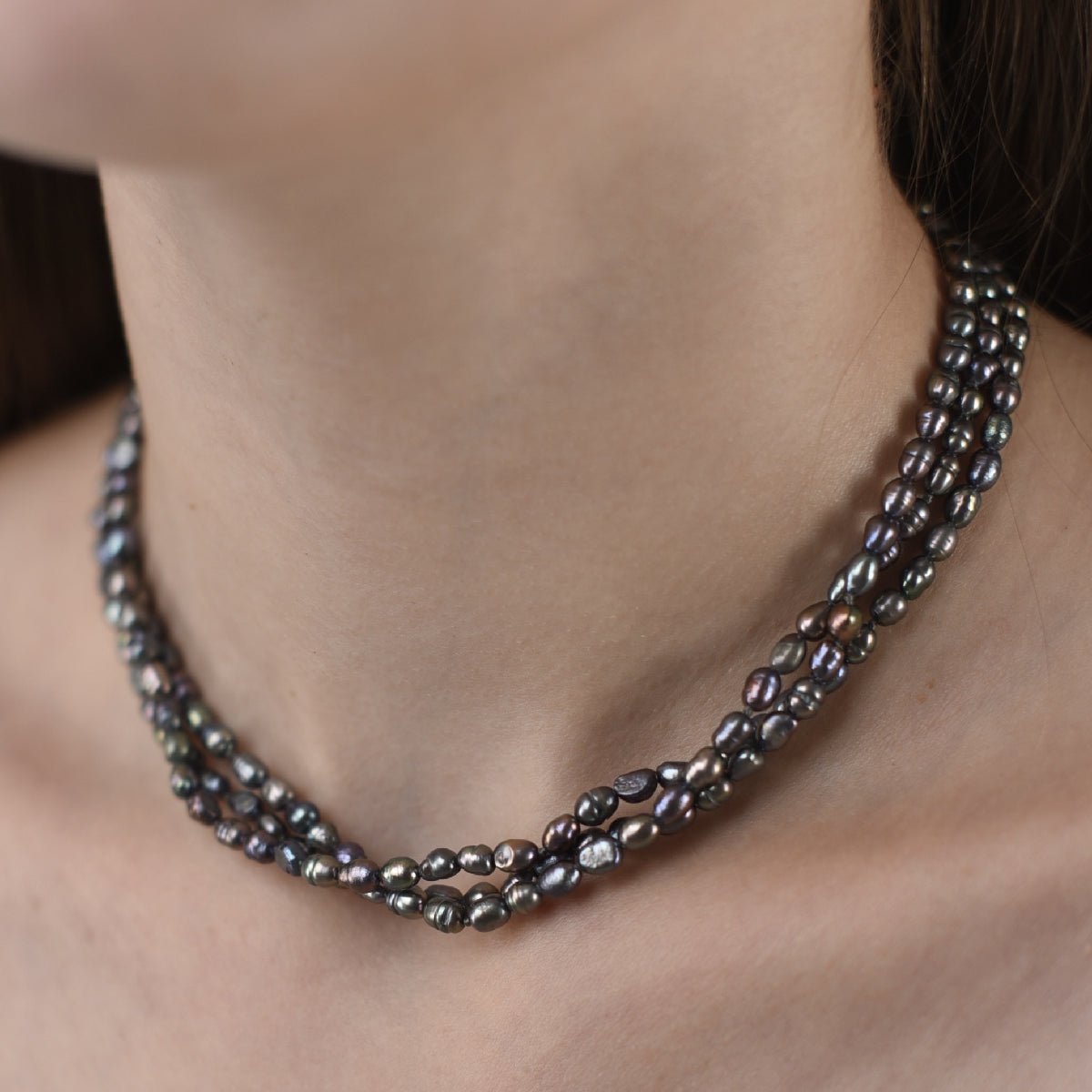 Choker with 3 rows of 4 mm black baroque rice pearls