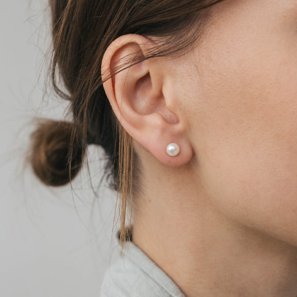 White stud earrings of 5mm, silver