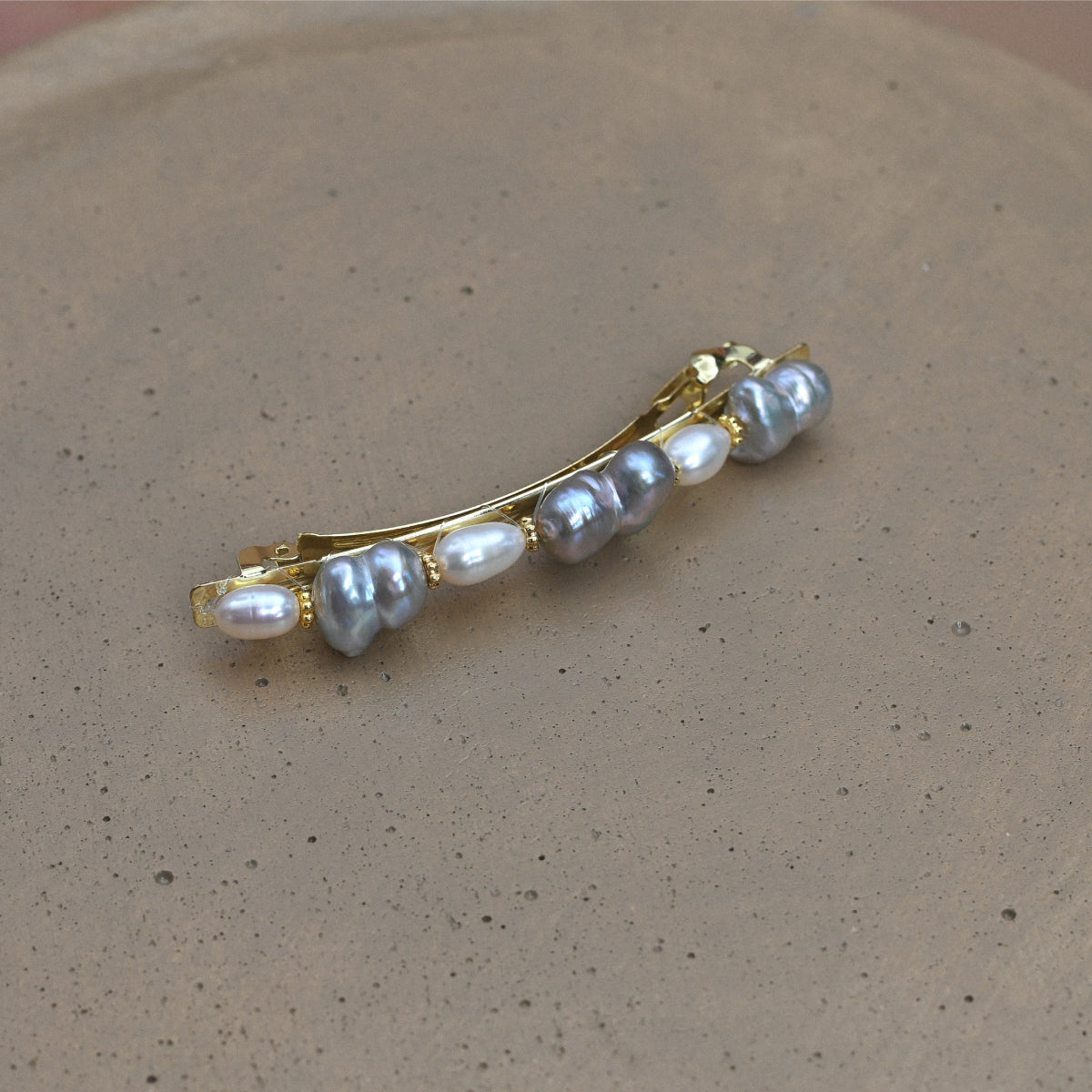 Hair pin with baroque grey and white pearls