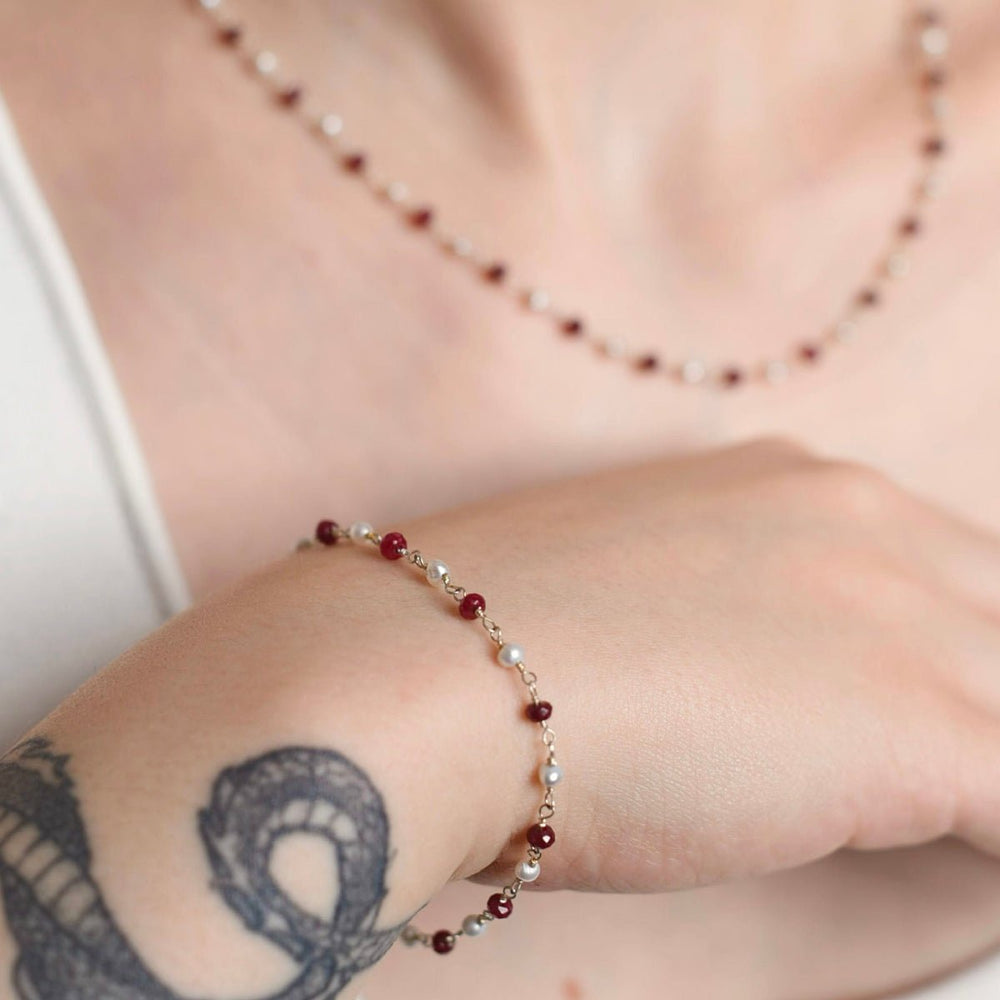 Bracelet with 3 mm round pearls and ruby