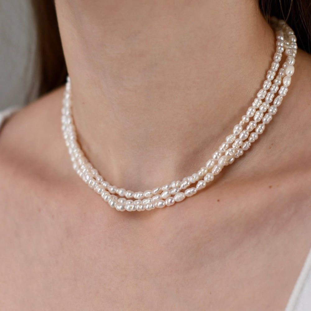 Choker necklace with 3 rows of white 4 mm baroque rice pearls