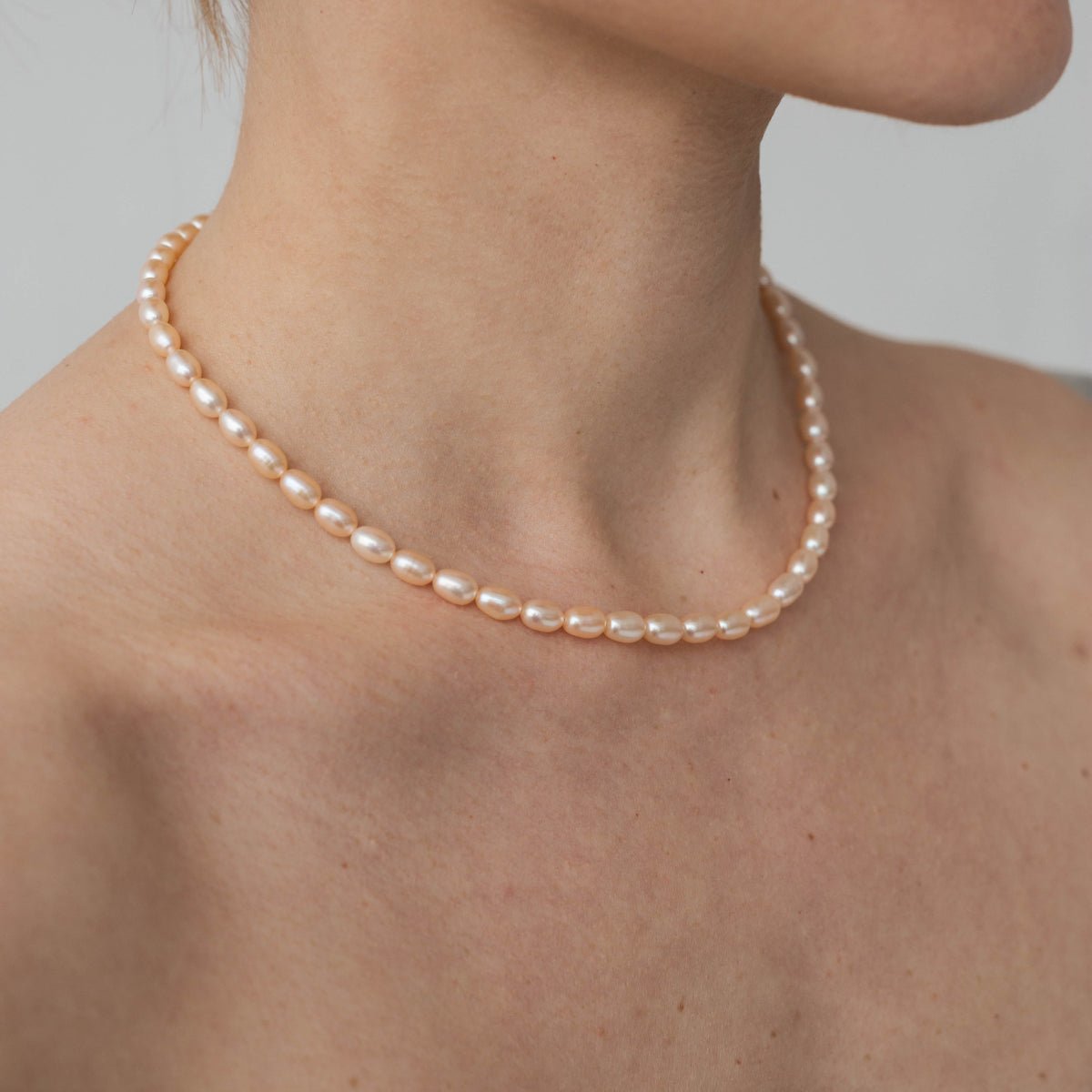 Choker necklace peach color with rice pearls of 6mm, silver metal