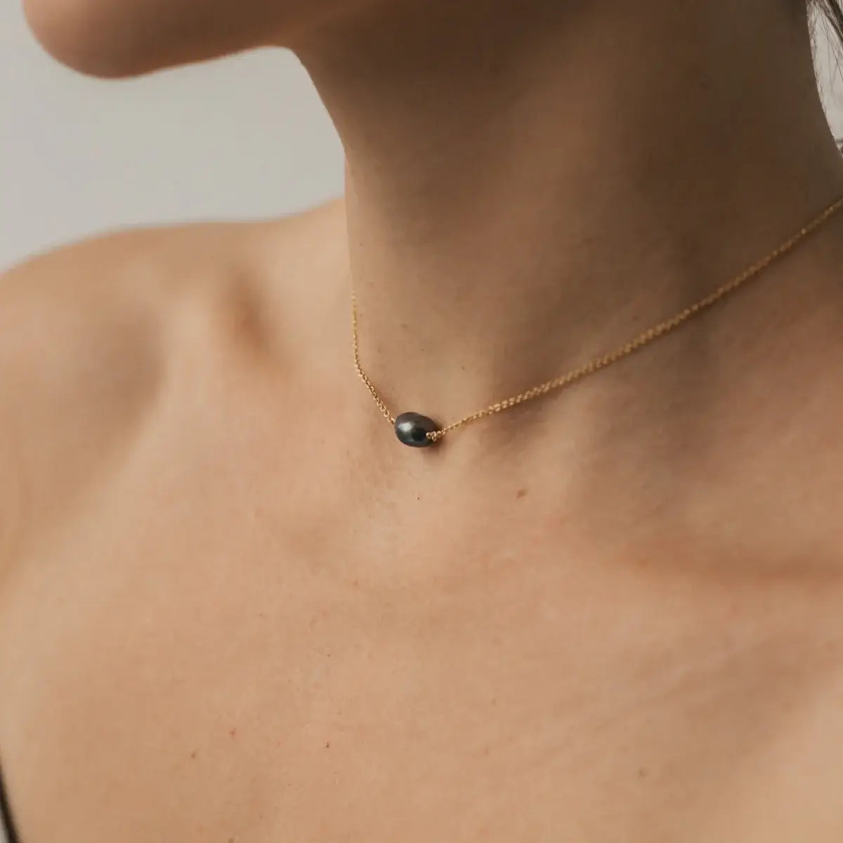 Choker with black baroque pearl in gold-filled chain