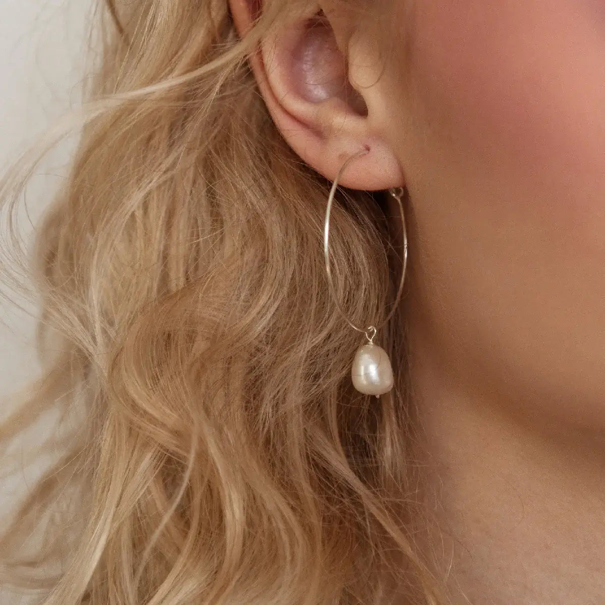 Circle earrings with white baroque pearl of 8mm, gold-filled