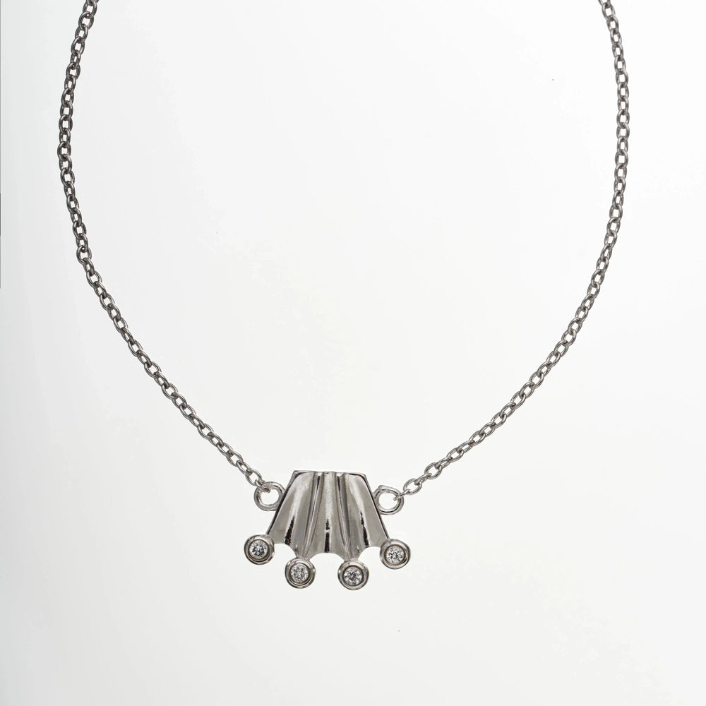 Silver chain bracelet with a graphic crown pendant with lab-grown diamonds