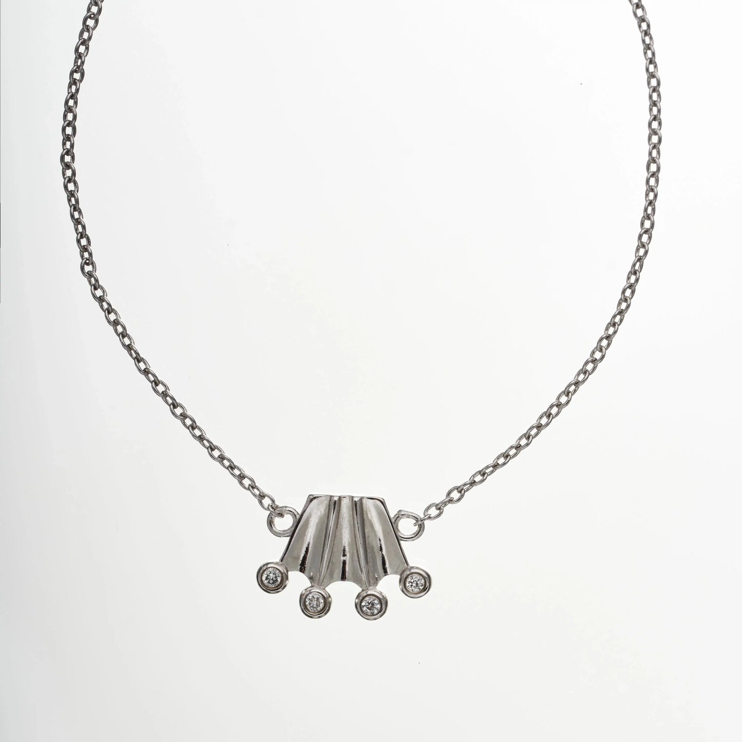 Silver chain bracelet with a graphic crown pendant with lab-grown diamonds