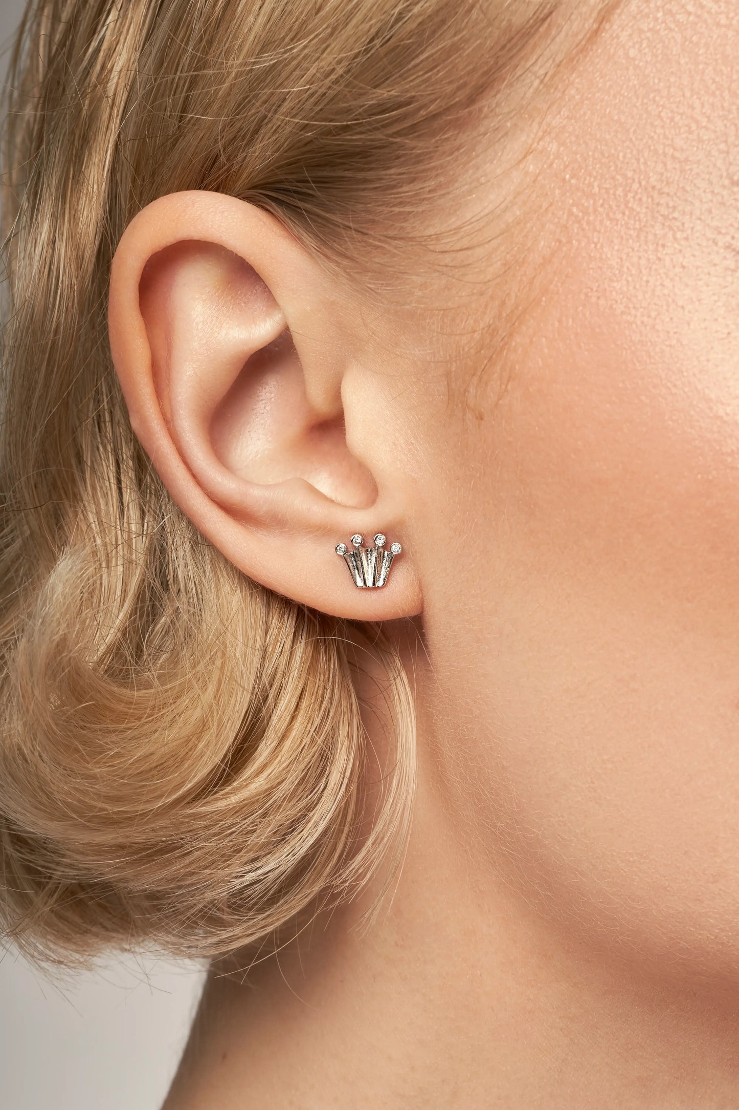Silver stud earrings in crown form with lab-grown diamonds