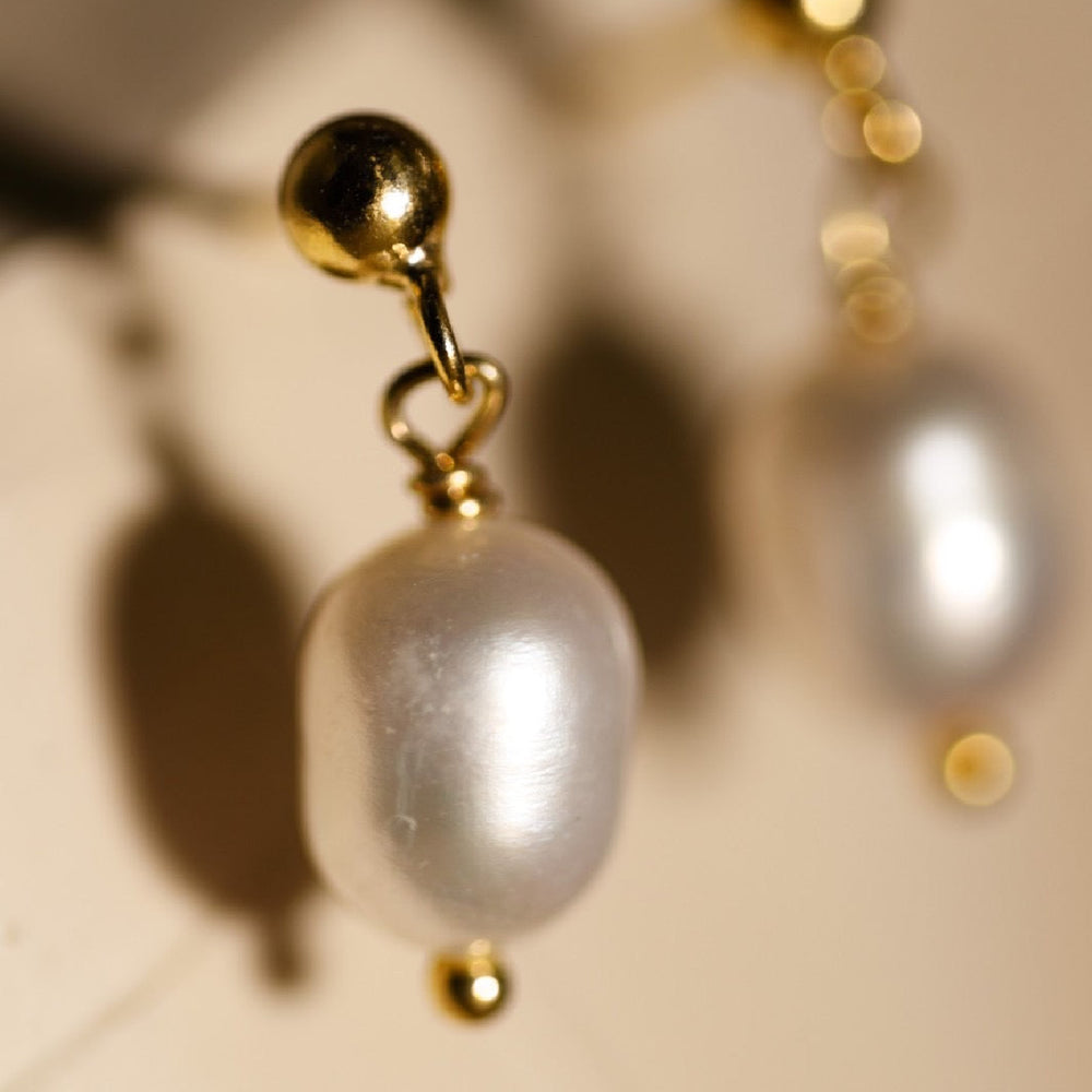 Drop earrings with baroque pearl and gold-vermeil.