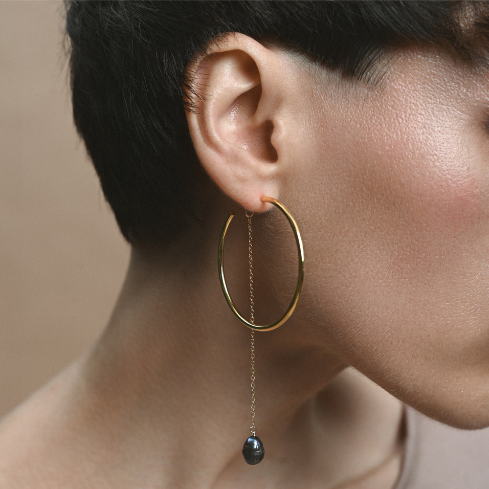 Gold filled Hoop Earrings with chain and black baroque pearl 