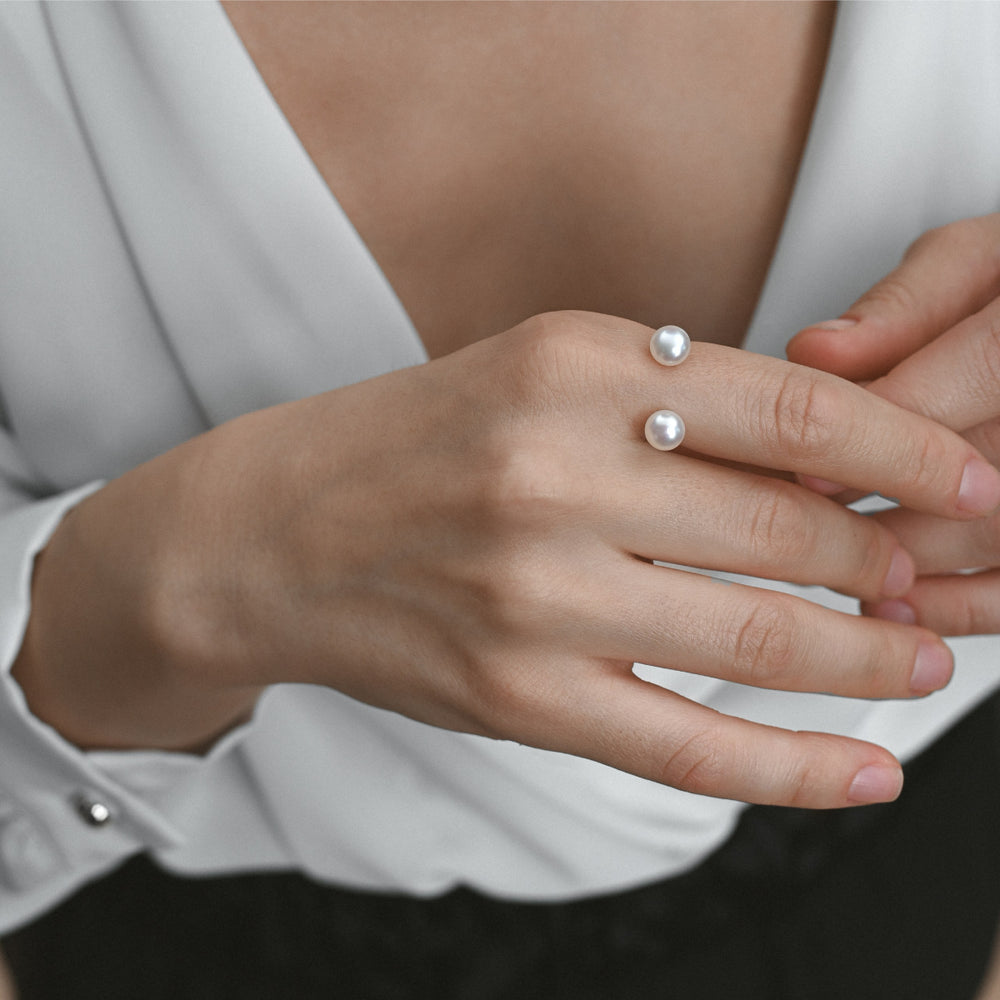 gold open ring with two white pearls of 7mm