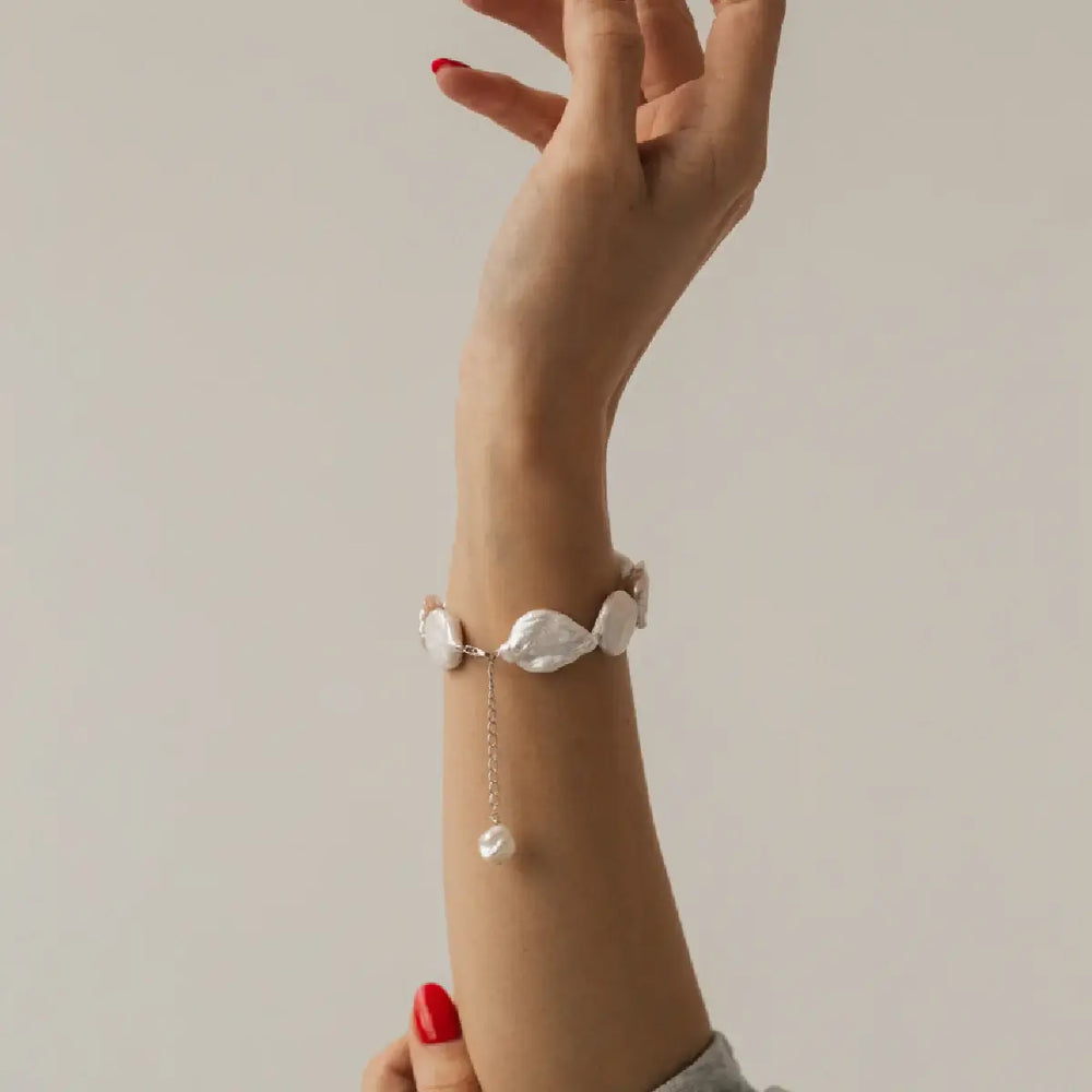 
                  
                    Bracelet with Premium Keshi pearls of 15mm, silver chain
                  
                