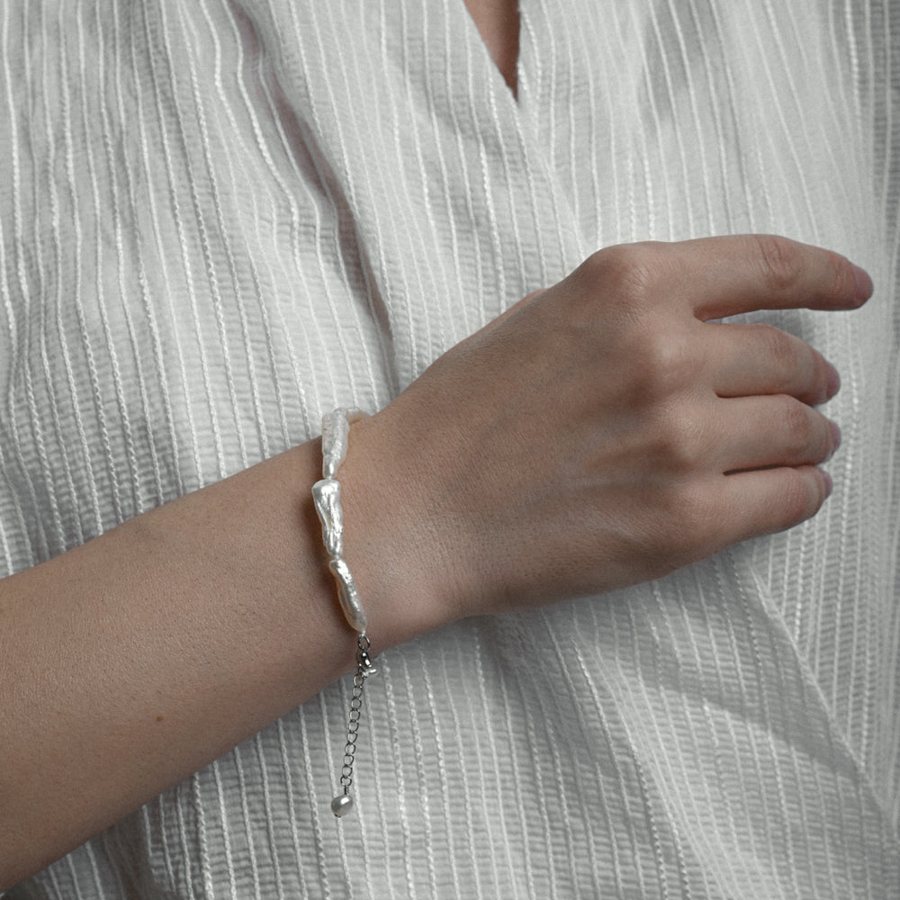 Silver bracelet with Keshi pearls, Line collection