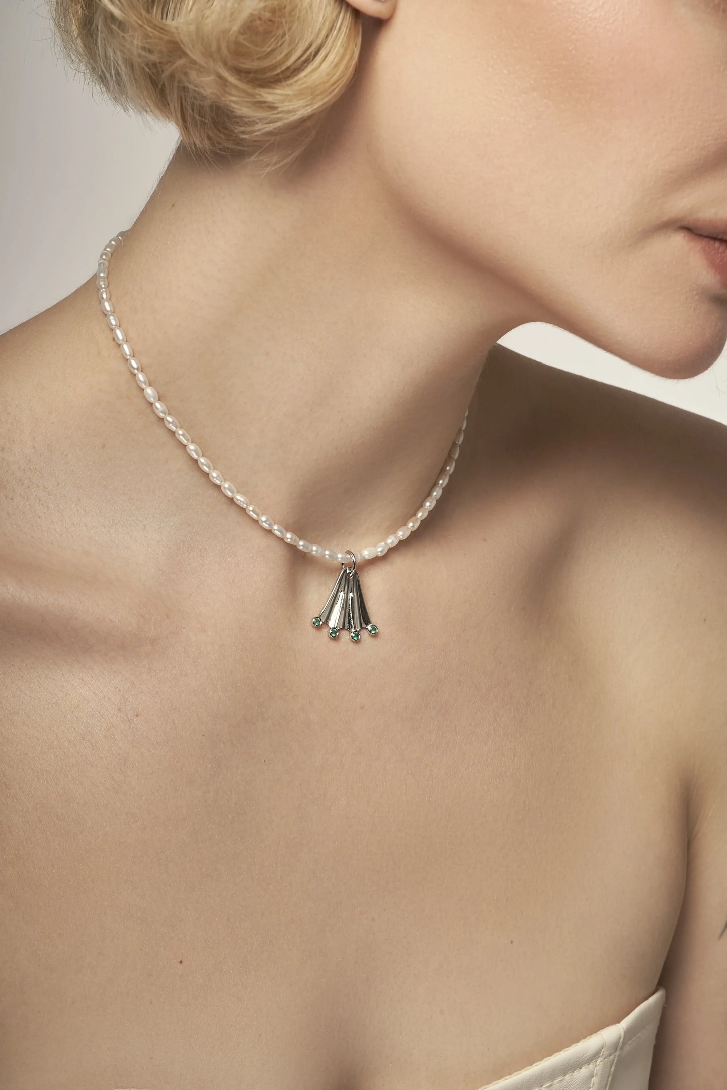 Rice white pearl choker necklace with a silver Frog paw-shaped pendant with green onyx gemstones