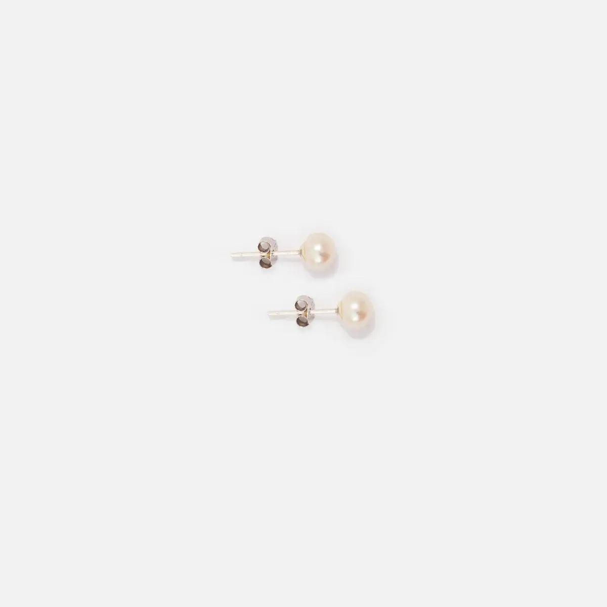 stud earrings with round white pearl of 5mm, silver