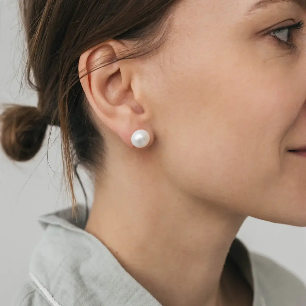 Stud earrings with white 10mm pearl, in silver