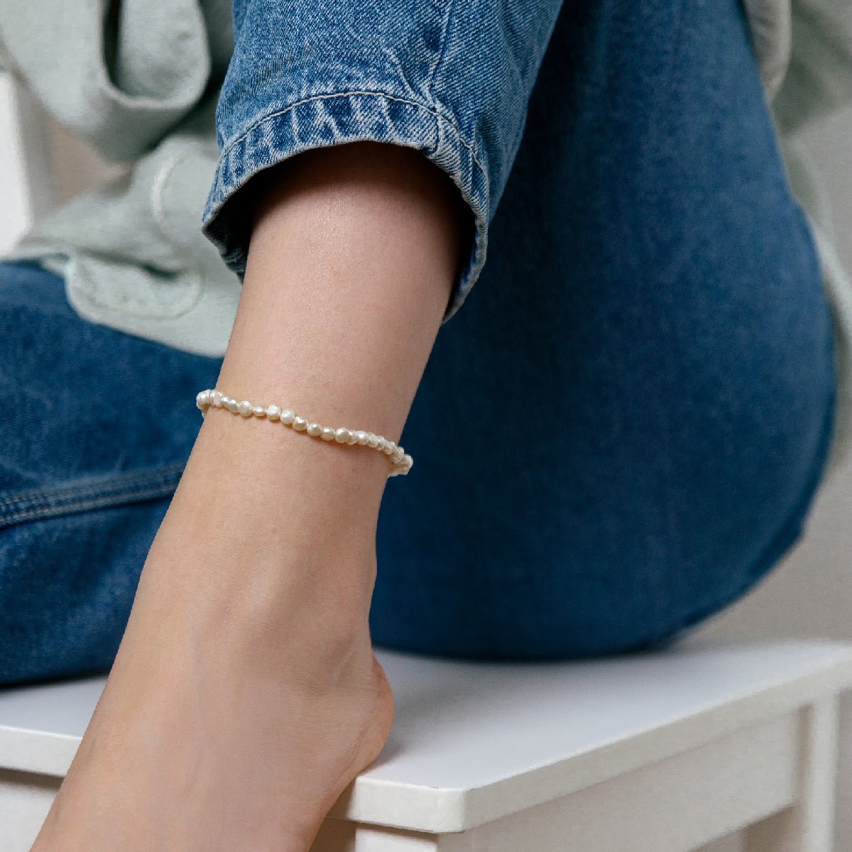 Anklet featuring 5 mm warm white baroque pearls