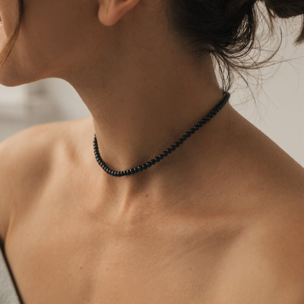 
                  
                    Minimalist choker with a 4mm round black pearls, in silver
                  
                