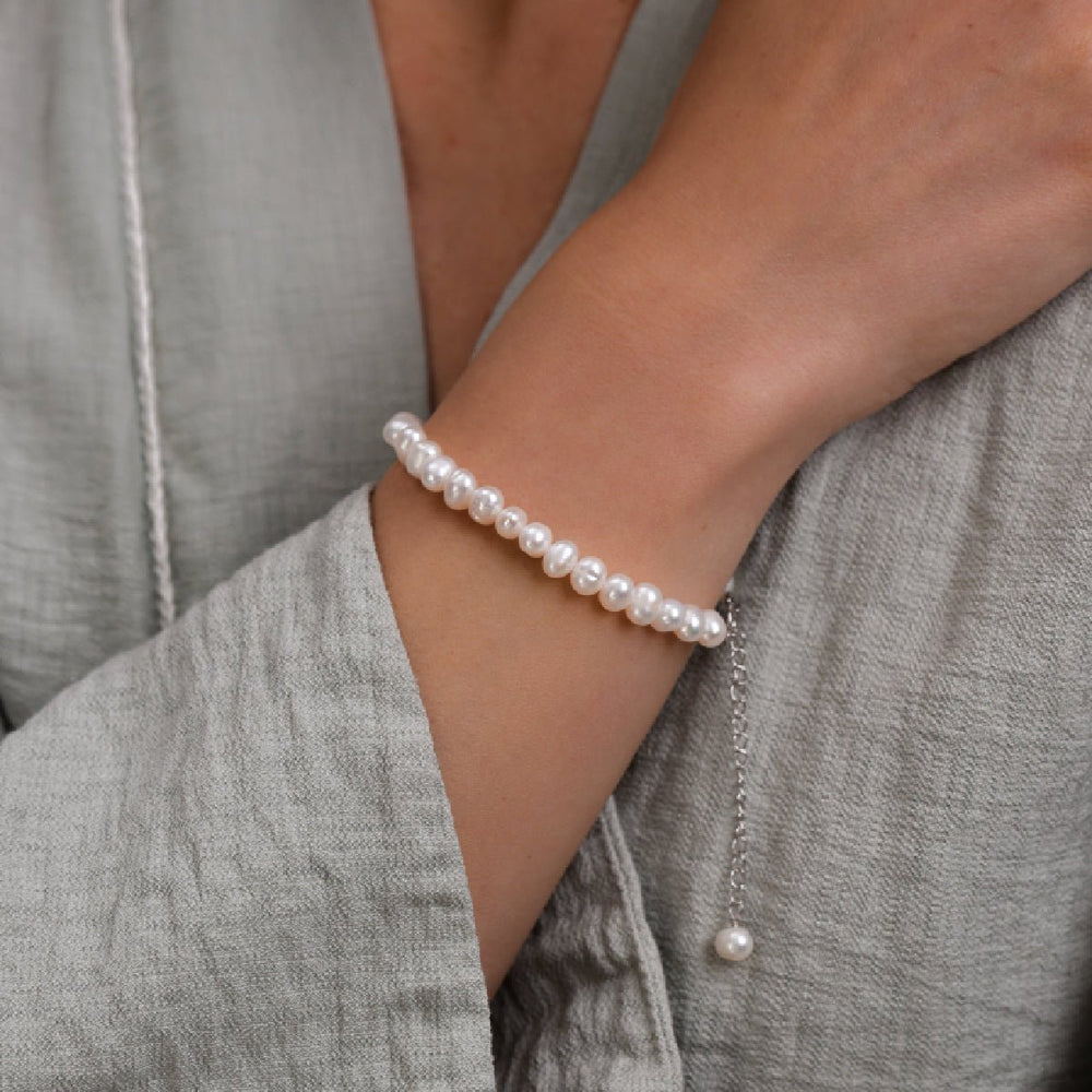 
                      
                        Bracelet with 6mm round baroque pearls on rhodium-plated silver
                      
                    