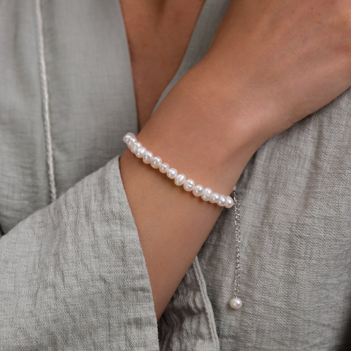 Bracelet with 6mm round baroque pearls on rhodium-plated silver