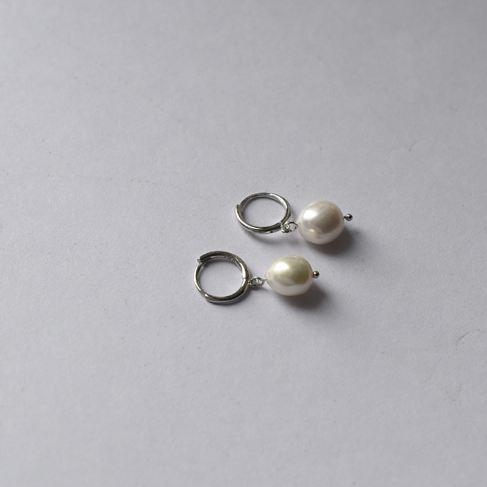 
                  
                    Baroque pearl earrings with 6mm, in silver - freshwater pearls
                  
                