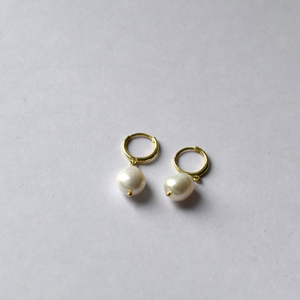 
                      
                        Baroque pearl earrings with 6mm, in gold - freshwater pearls
                      
                    