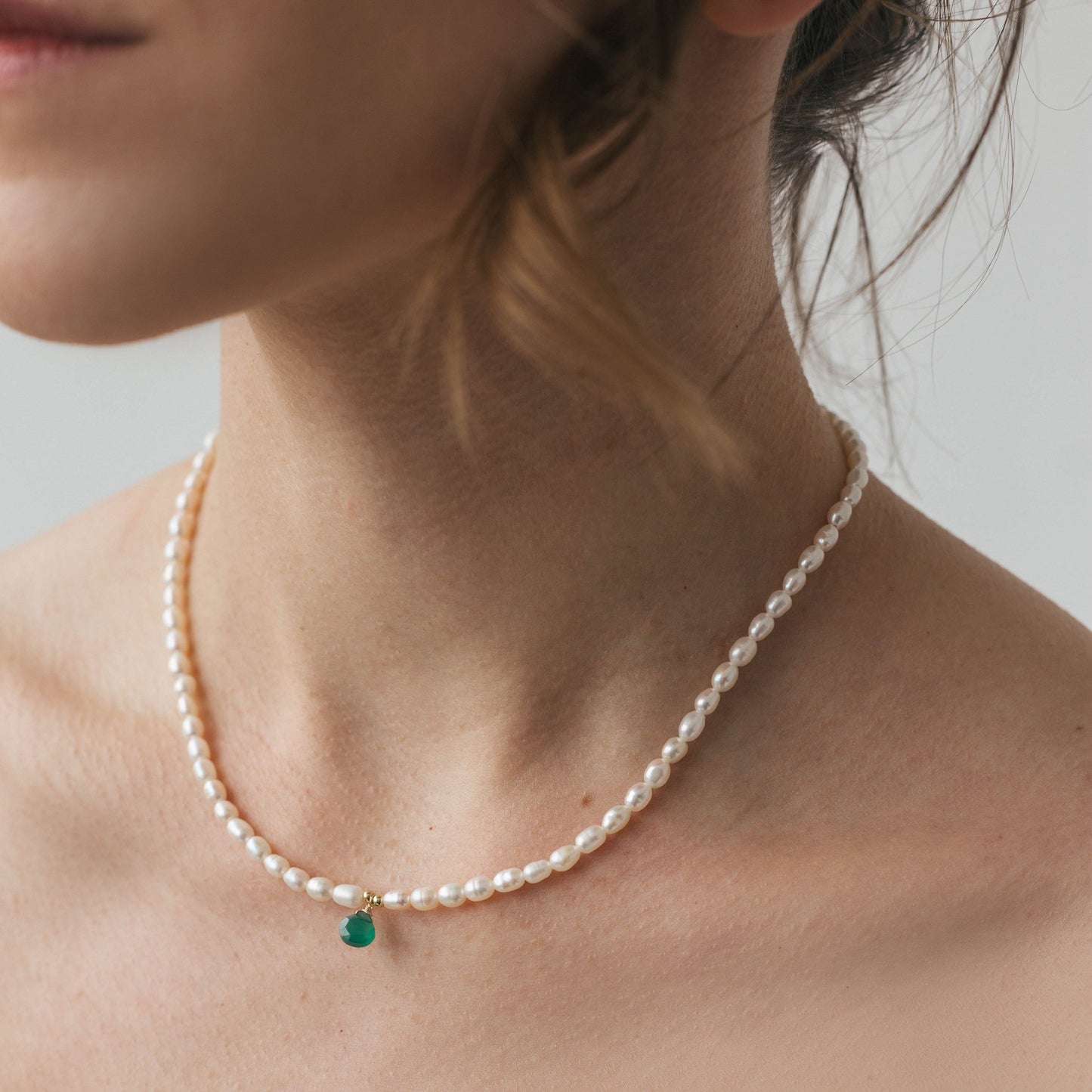 Choker with rice pearl and green onyx pendant, silver photo