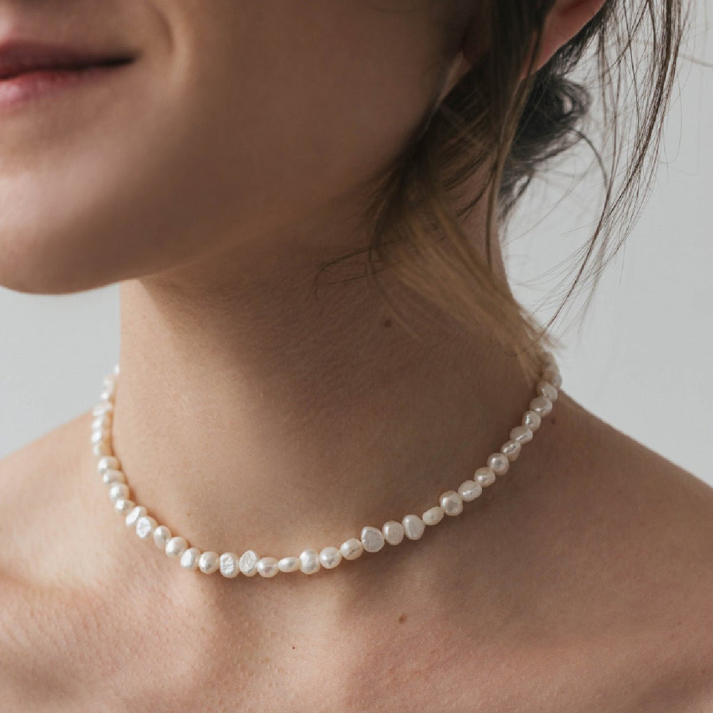 Choker necklace with baroque white pearls 