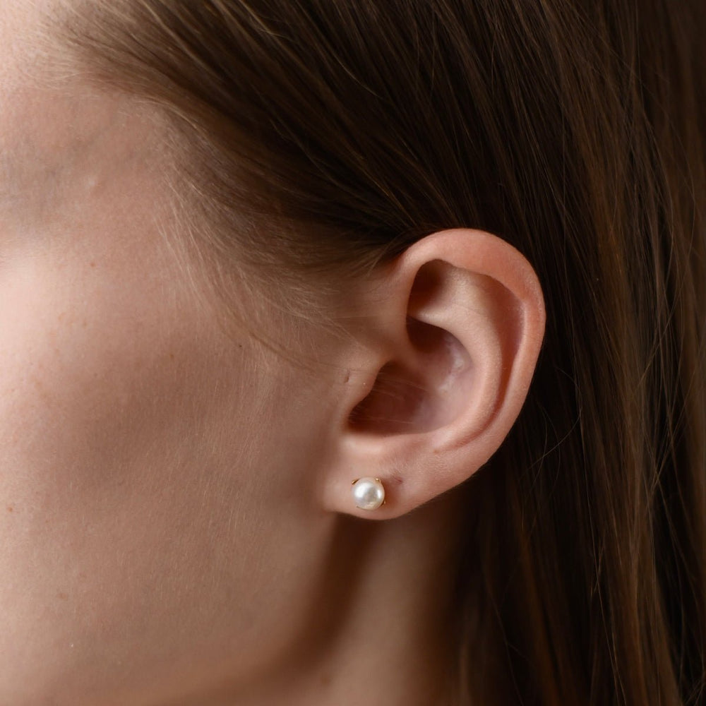 
                  
                    round white pearl earrings with 585 gold
                  
                