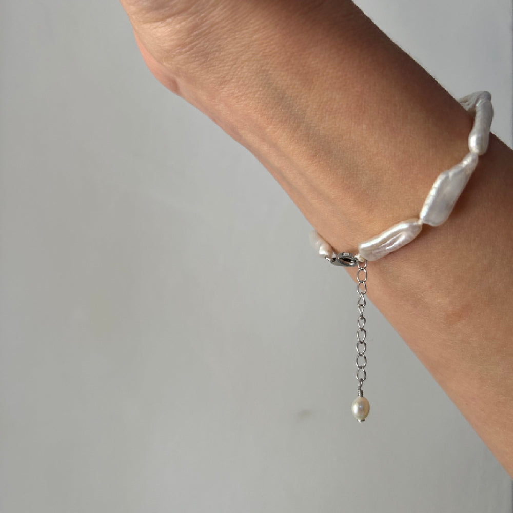 
                  
                    Bracelet with Keshi pearls and silver chain
                  
                