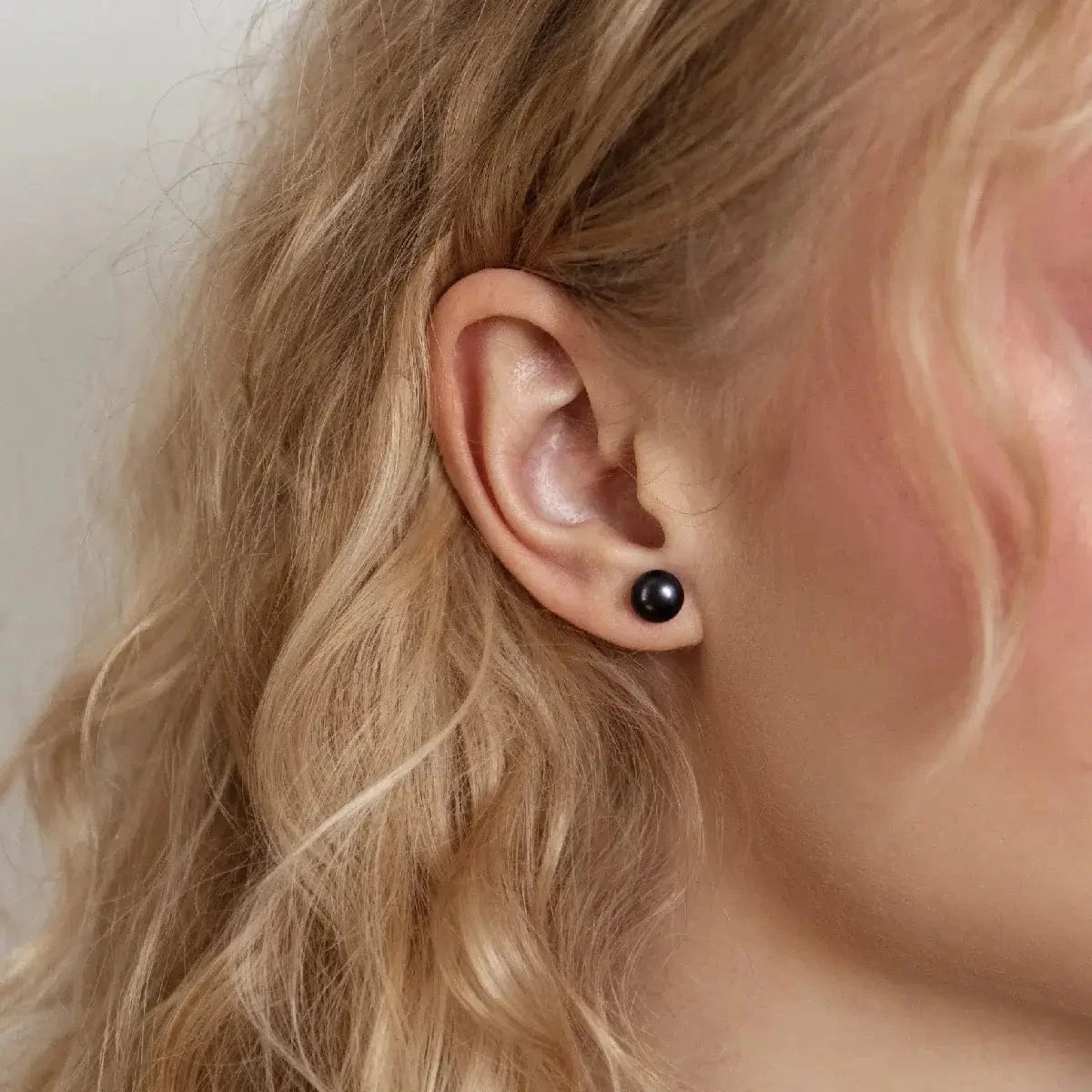 Stud earrings round black pearl 9mm, silver photo