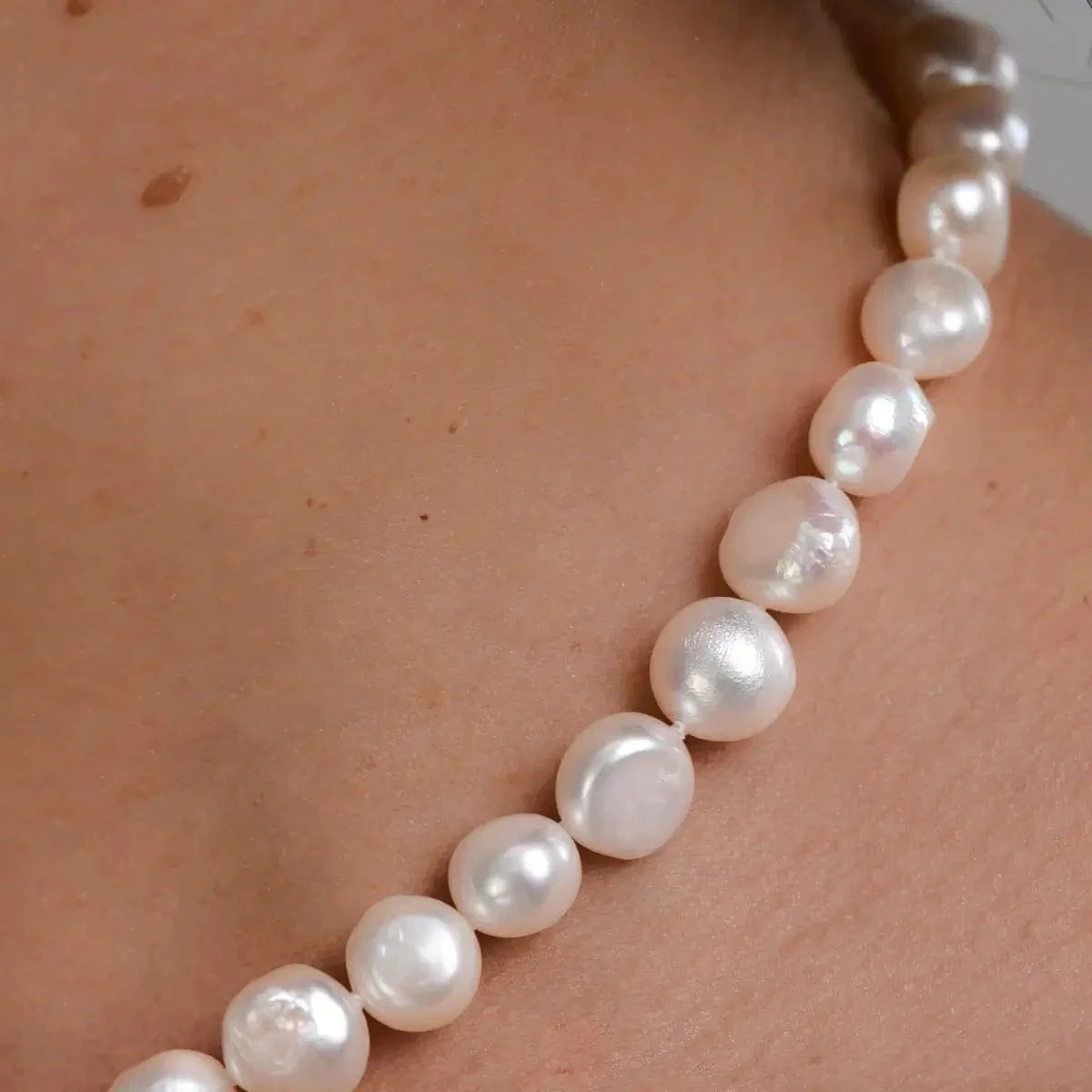 Necklace white pearl 10 mm Baroque Premium photo