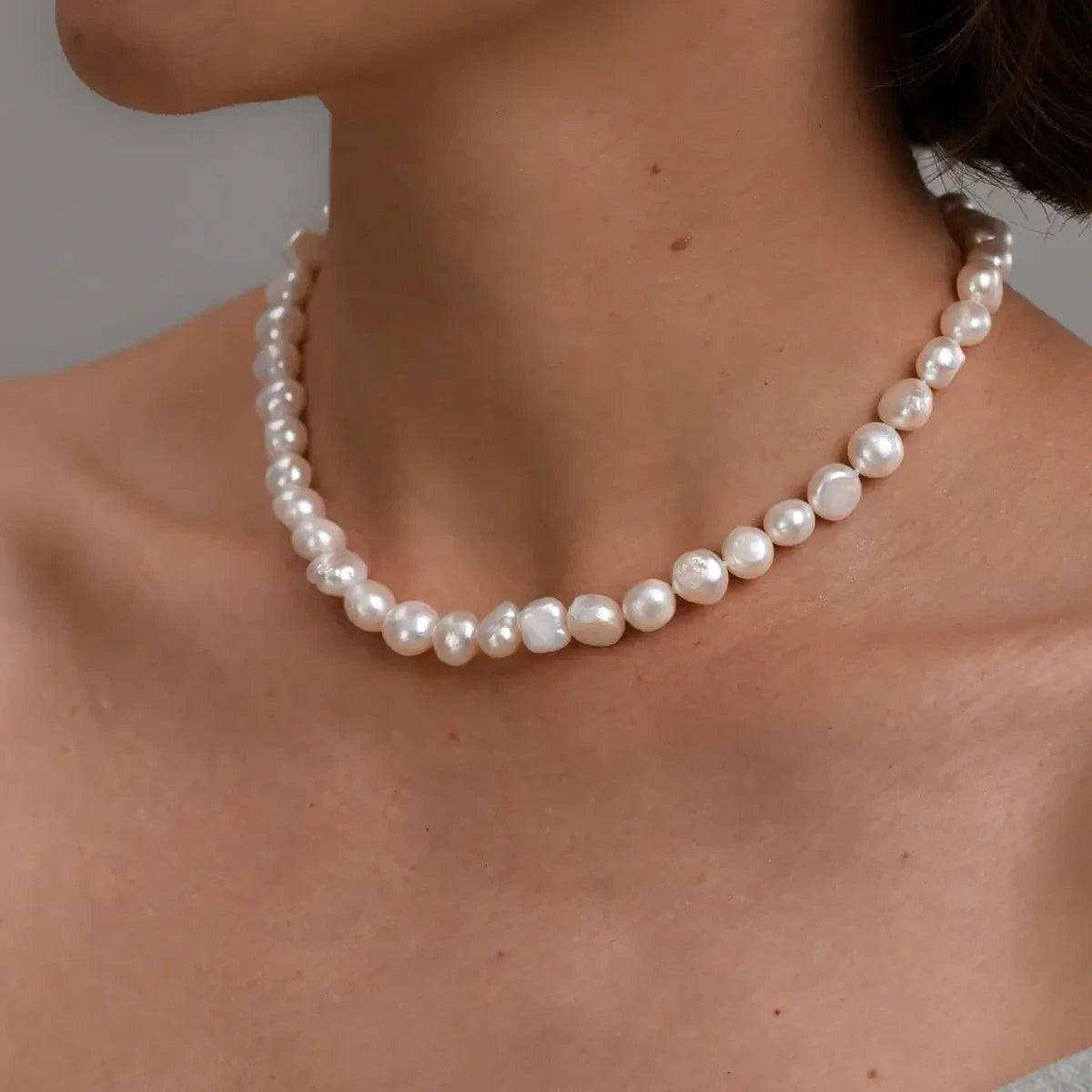 Necklace white pearl 10 mm Baroque Premium photo