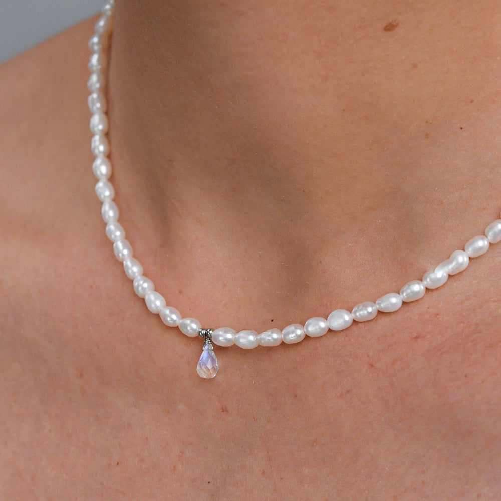 
                  
                    Necklace with rice pearls and moonstone pendant, silver metal
                  
                