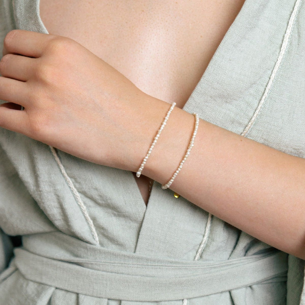 
                  
                    Bracelet with natural white round pearls of 3mm, silver metal
                  
                