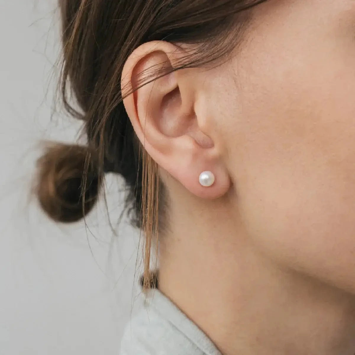 Stud earrings white pearl of 5 mm photo