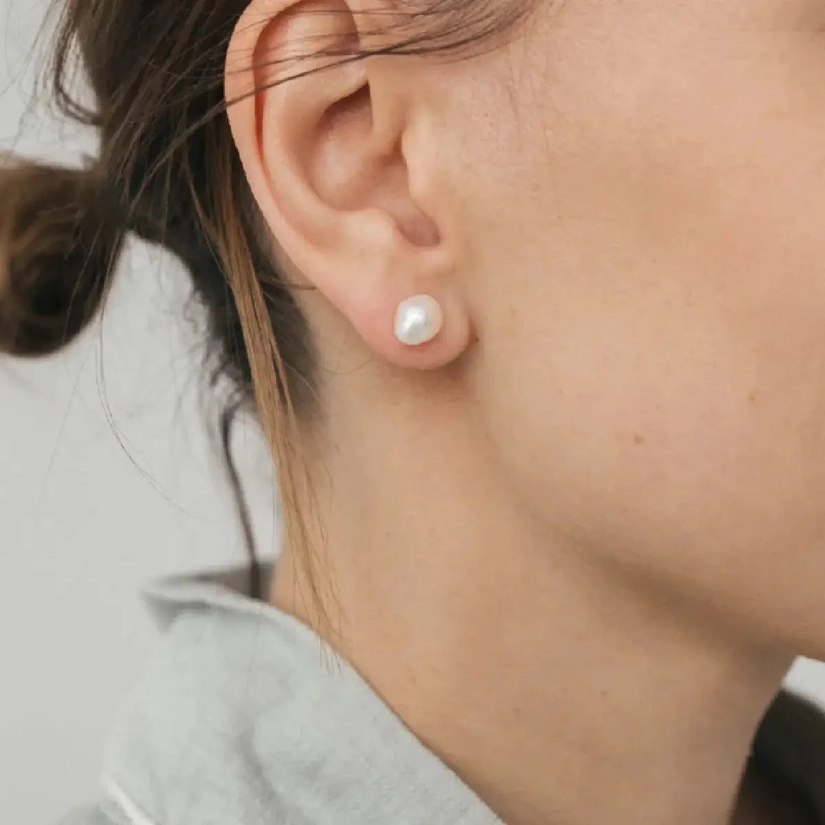 Stud earrings white baroque pearl 7mm, silver photo