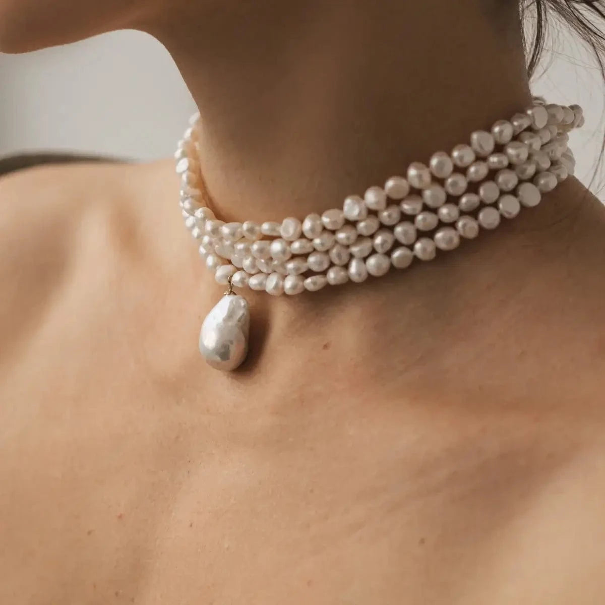 Necklace white baroque pearl 5 mm in 4 rows with baroque pearl pendant 20mm Premium photo