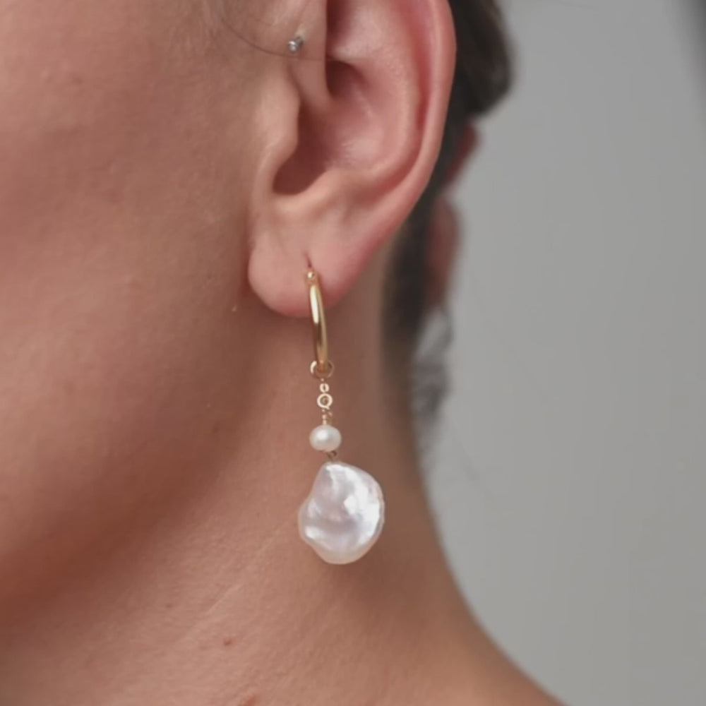 
                  
                    Video in der Galerie ansehen und abspielen, Keshi pearl earrings seashell in gold vermeil - Pearl Code
                  
                