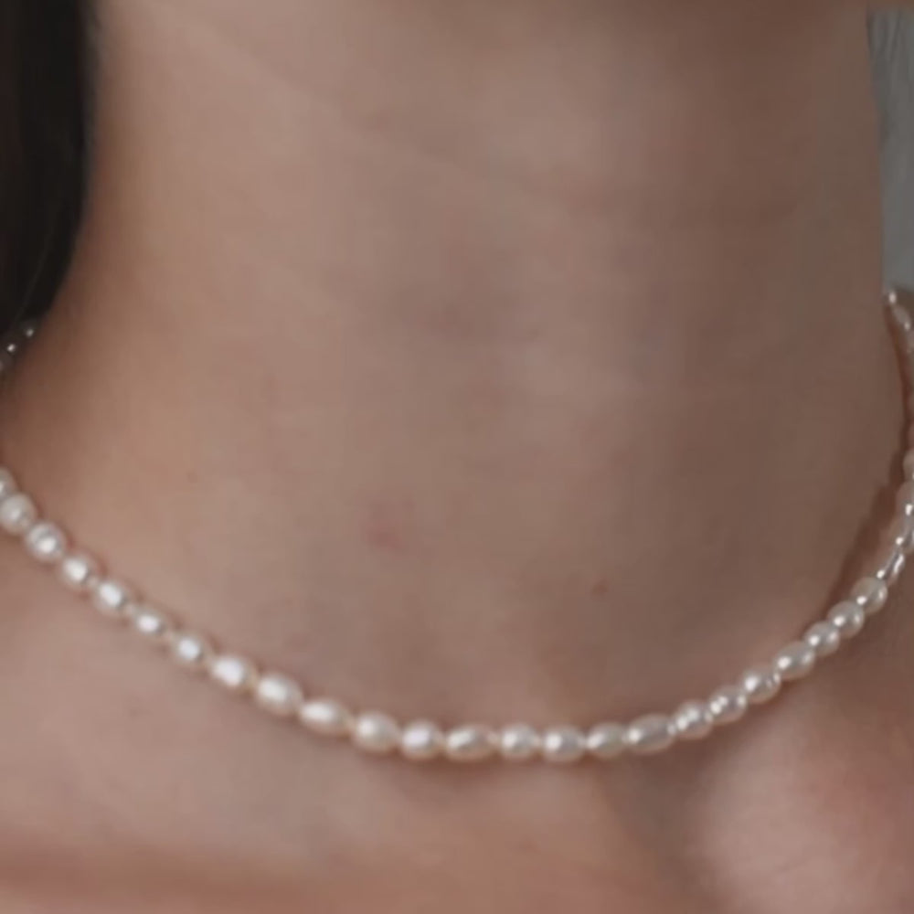 
                      
                        Încarcă și redă videoclipul în vizualizatorul Galerie, White choker with rice pearls 4 mm
                      
                    