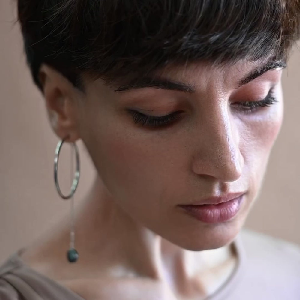 
                  
                    Încărcați și redați videoclipul în vizualizatorul galeriei, Silver hoop and chain earrings with a black baroque pearl
                  
                