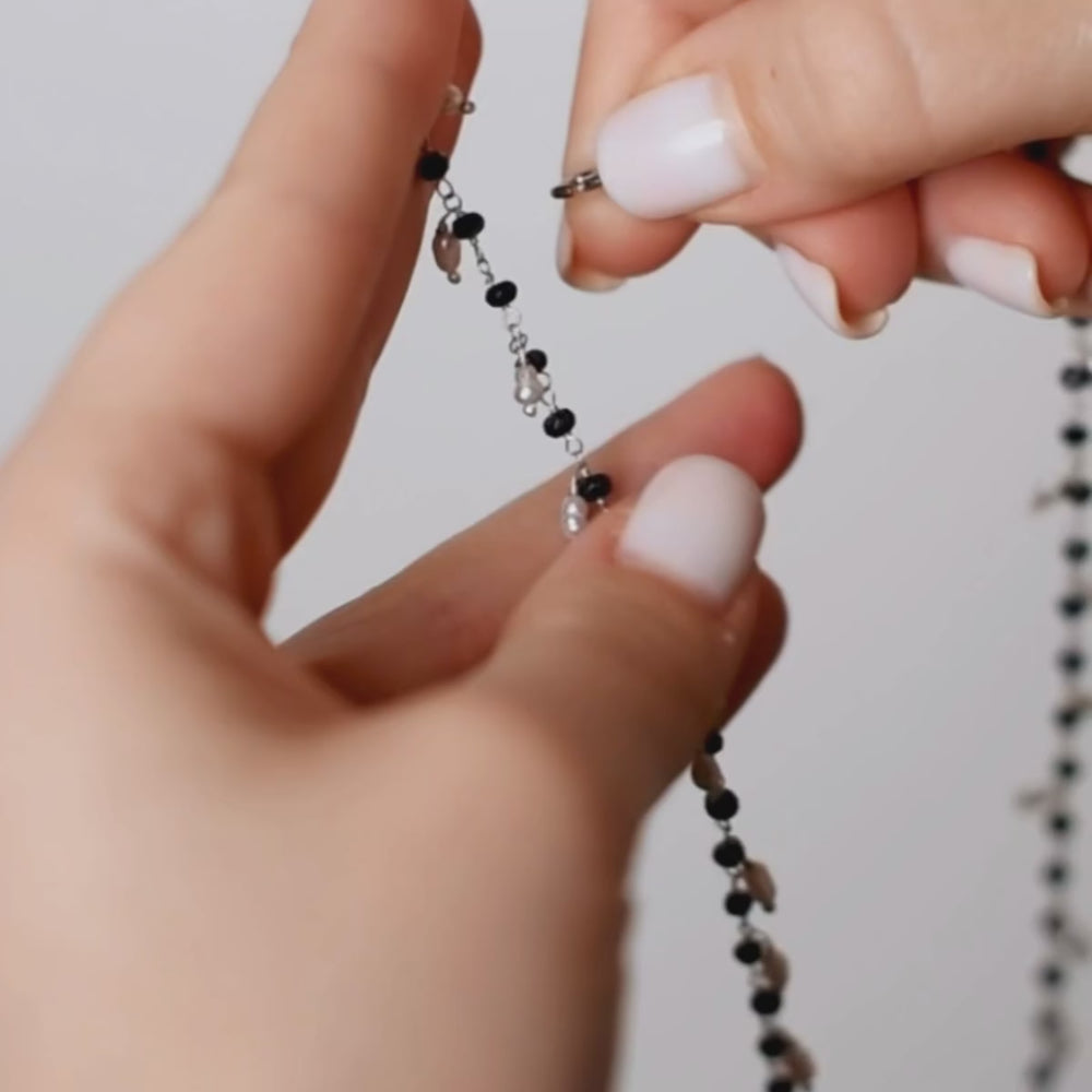 
                      
                        Încarcă și redă videoclipul în vizualizatorul Galerie, Choker with white rice pearls 3 mm and sapphire
                      
                    