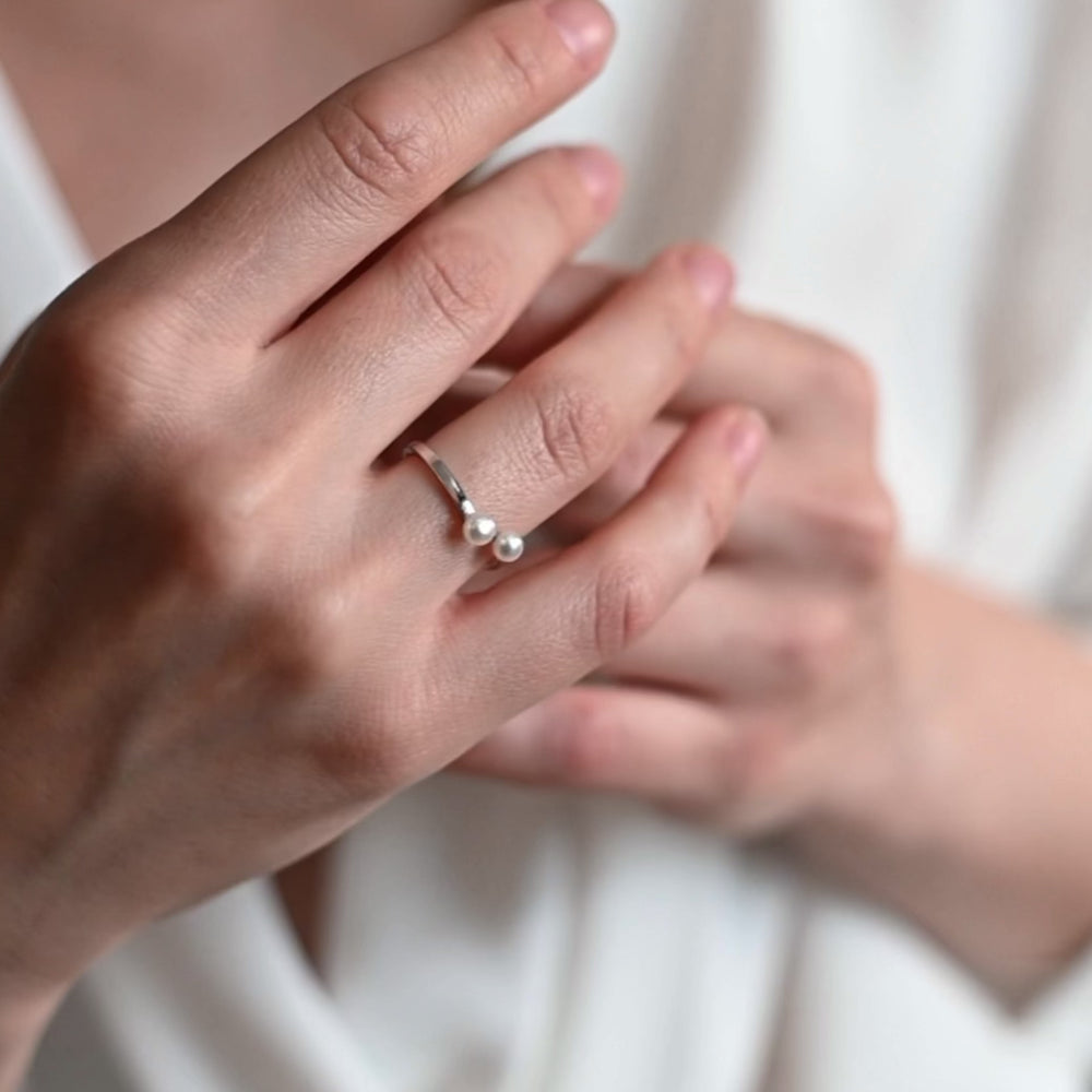 
                      
                        Загрузка и воспроизведение видео в галерее, Silver open waves ring with two white pearls of 4mm
                      
                    