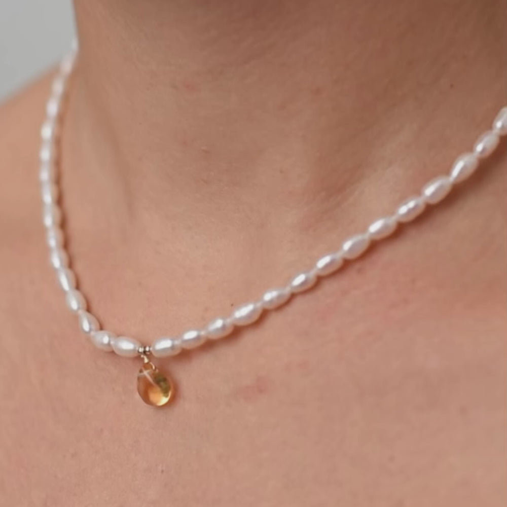 
                      
                        Video in der Galerie ansehen und abspielen, Choker with rice pearls and citrine pendant, gold-filled metal
                      
                    