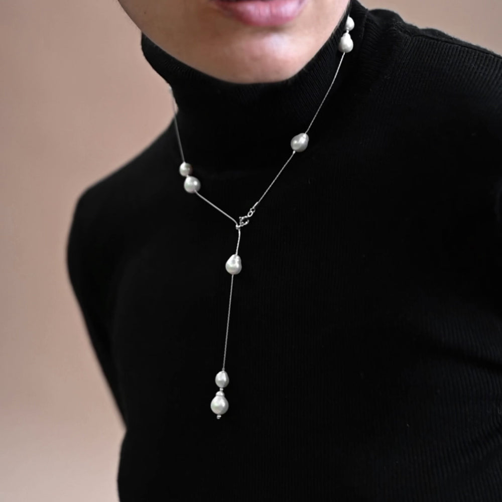 
                      
                        Încarcă și redă videoclipul în vizualizatorul Galerie, Silver necklace with white pearls, adjustable length 
                      
                    