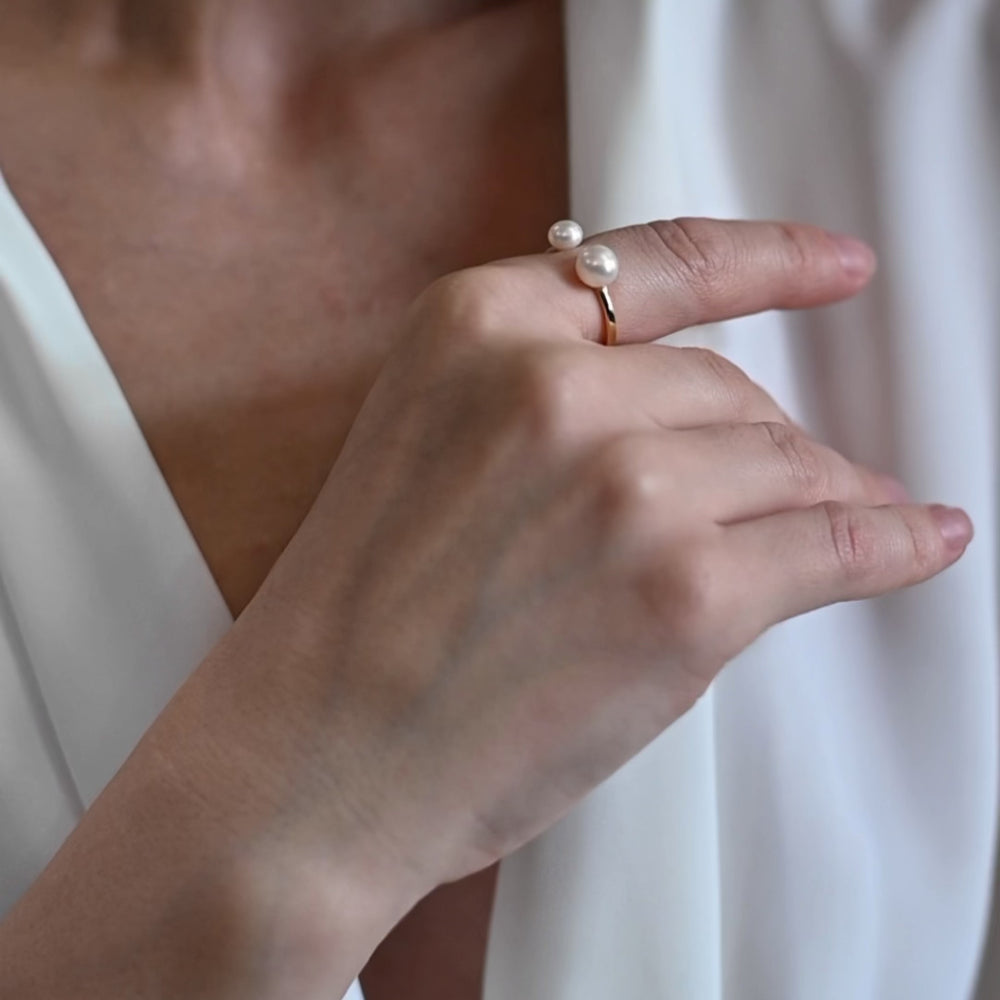 
                      
                        Video in der Galerie ansehen und abspielen, Gold-filled open ring with two white pearls 
                      
                    