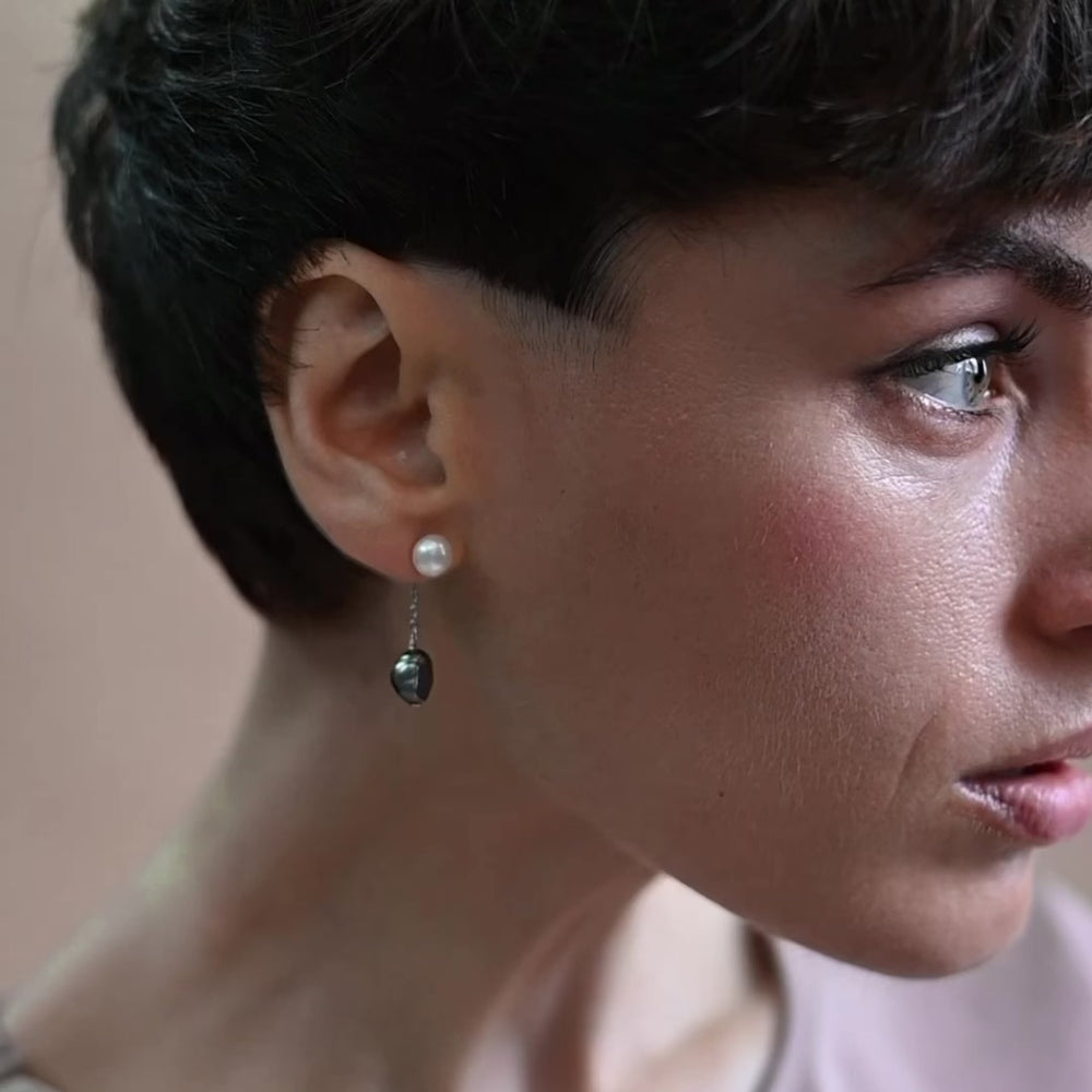 
                  
                    Încărcați și redați videoclipul în vizualizatorul galeriei, Pearl Earrings with two pearls and silver chain
                  
                