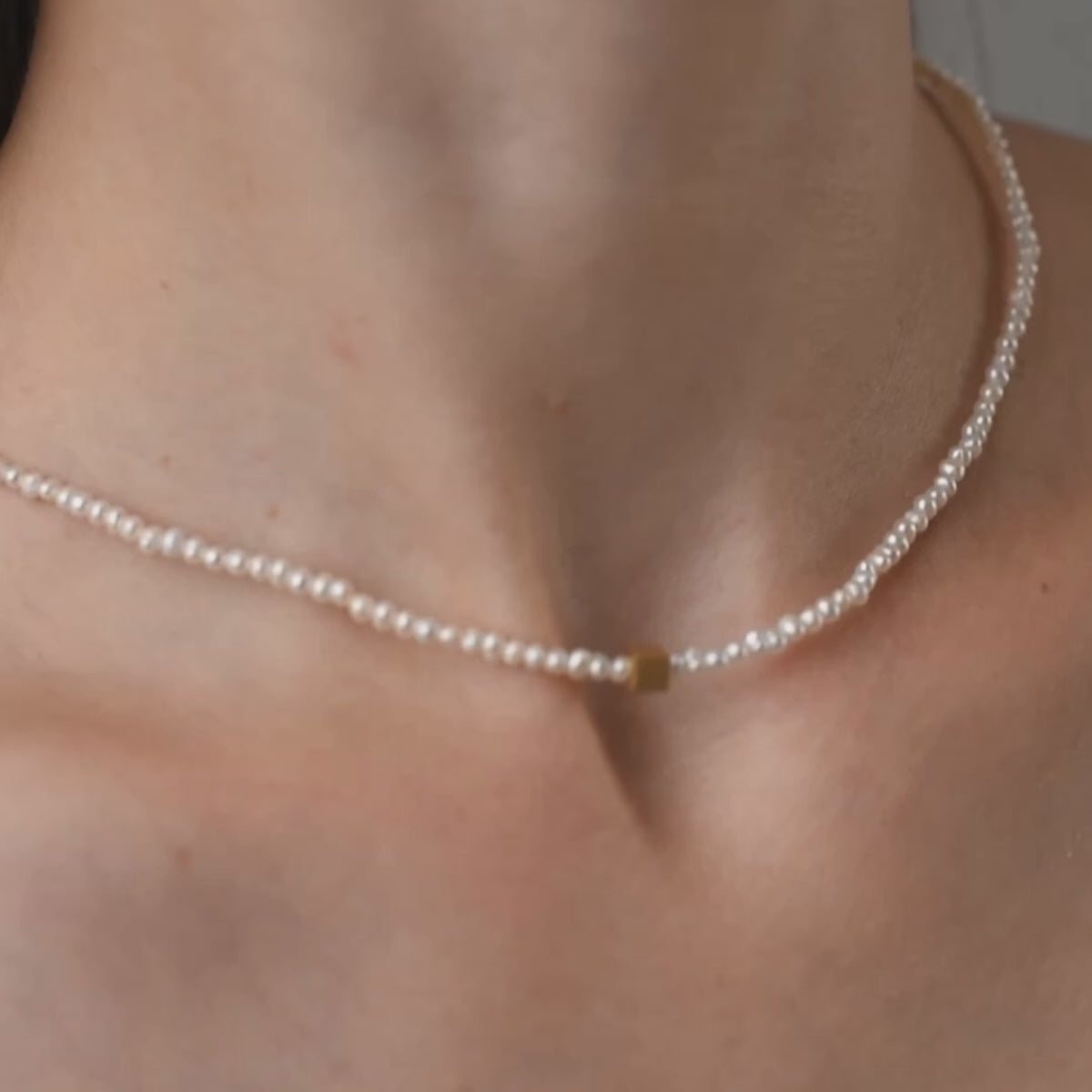 Choker 3mm round white pearls and cube pendant