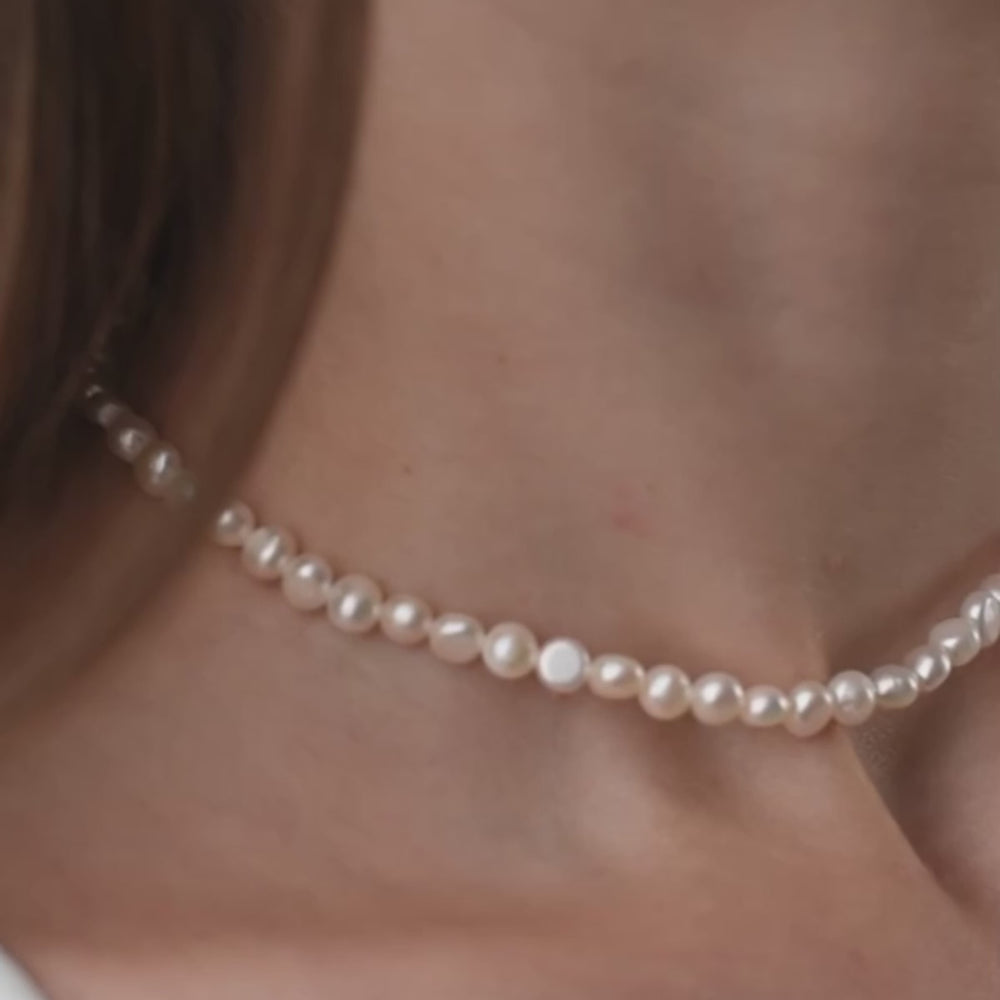 
                  
                    Încărcați și redați videoclipul în vizualizatorul galeriei, Choker with baroque white pearls of 5 mm
                  
                