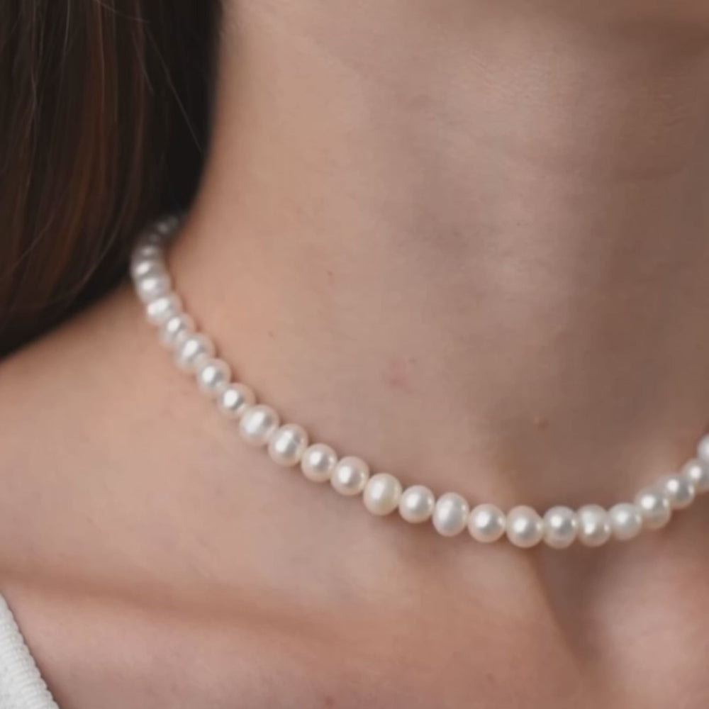 
                      
                        Загрузка и воспроизведение видео в галерее, Natural white choker with round baroque pearls of 6mm, silver
                      
                    